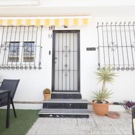 Ultra modern Camposol Villa Sunny Oasis with GIANT community pool!, hotel in Mazarrón
