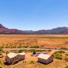 Stunning Utah Home 30 Mi to Zion Nat'l Park, hotel in Apple Valley