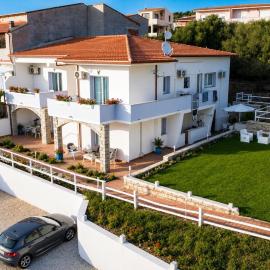 BeB con piscina Villa del Borgo، فندق في باديسي