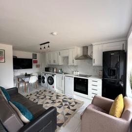 4 Bedrooms 2 Bathrooms Entire Property and Free Parking C3