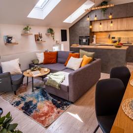 Stylish Top-Floor Apt, Skylights, AC, Netflix