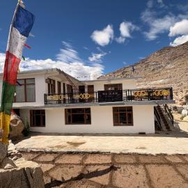 RISAR Homestay, hotelli kohteessa Nako