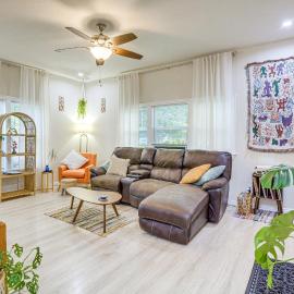 Boho Home w/ Deck & Yard in Republic, Pets Welcome，Republic的飯店