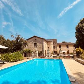 Logis de Canteau - Avec Piscine Privée et Chauffée, hotel v destinácii Melle