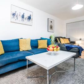 Elegant 3BR Family Home - Parking - Wi-Fi - Oldbury, hotelli kohteessa Dudley