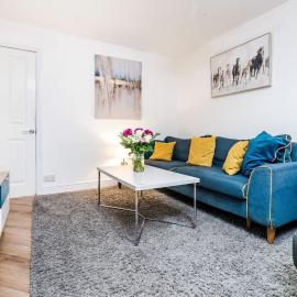 Comfy 3BR Home , Families & Contractor Friendly , Parking & High-Speed Wi-Fi, hotel sa Dudley