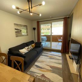 Cozy apartment with direct access to slopes, parking, large terrace, pool and hammam, hotel a Allos