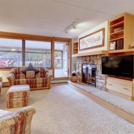 VS453 Village Square Dog-Friendly Condo with Balcony, hotel em Copper Mountain