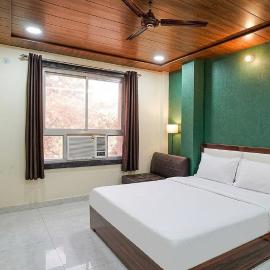 Hotel Oasis Inn -100 feet Road, hotel v destinácii Kanpur