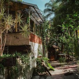 Pine House, Sculpture Garden by the River, hotel a Uruapan del Progreso