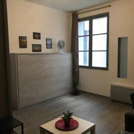 Joli appartement - studio -en bord de mer - Port vieux, hotel in La Ciotat