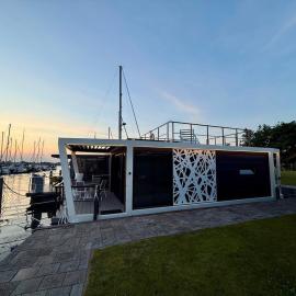 Luxury Houseboat Wolphaartsdijk VP109, hotel a Wolphaartsdijk