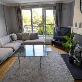 Large Newly updated 3BD Duplex 20Min to Airport