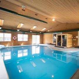 Private Heated Pool House with Sauna CL, hotel a Crystal Lake