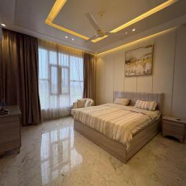 بنايه بيت الشب, hotel u gradu 'Ţāqah'