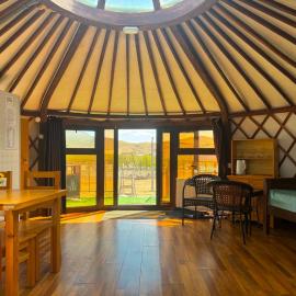 King Terelj Resort, Yurt with Modern Comfort, hotel a Nalayh