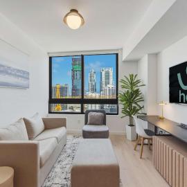 Modern 2BR - Rooftop Pool & Gym - District 225
