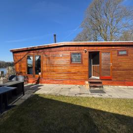 Chalet on the lake with private garden, hotell i Hengelo