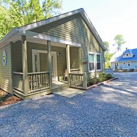 Cuddle Cove Modern, Creekside Home right by the Heart of Bryson City