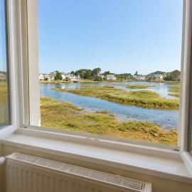 M15 - Maison avec vue imprenable sur l'estuaire - jardin clos - garage pour voiture et matériel - wifi inclus - Draps inclus - Animaux admis, hótel í Tréffiagat