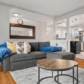 Bark & Bloom Bungalow Fenced Yard Pet Friendly, hotel din Calgary