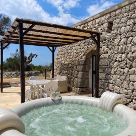 TIPICO TRULLO VISTA MARE - Vasca Idromassaggio Privato, hotel in Marina di Pescoluse