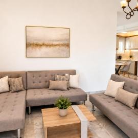 Fully Renovated Two Bedroom Luxury Suite by Bessie's Village، فندق في سفوروناتا
