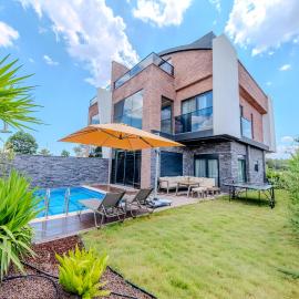Luxury Forest Villas with Private Pool, hotel in Antalya
