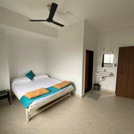 White Lotus Bhakta Niwas, hotel in Tuljapur