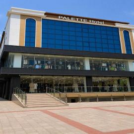 Palette Hotel Gonda by CheckIn، فندق في Gonda