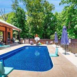 Poolside Bliss! Retro Retreat in Muscle Shoals, hotel in Killen