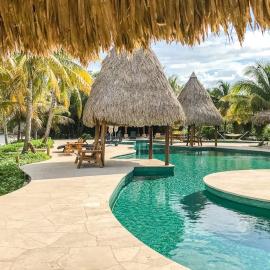 Romantic secluded casita with partial AC WiFi pool and garden, khách sạn ở Dangriga