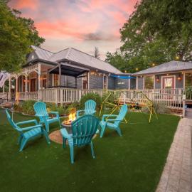 Hot Tub Sauna Fire Pit Putting green Downtown