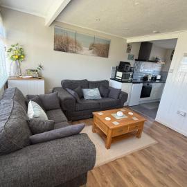 POPPY & MARLEYS RETREAT hemsby, electricity and bed lining included, close to beach and amusements, a great little escape for exploring the coastal towns of Norfolk, hotel in Great Yarmouth
