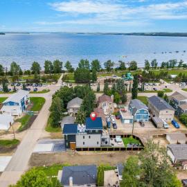 The Shoreline a Luxury Escape with Rooftop & Hot Tub, hotel en Sylvan Lake