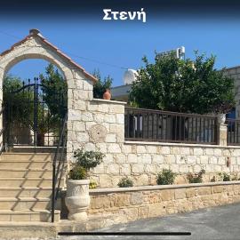 Charming stone house with courtyard, viešbutis mieste Steni