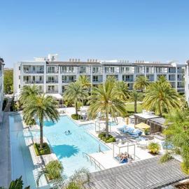 Third-floor luxury condo near beach with resort pool gym & EV chargers, Hotel in Rosemary Beach