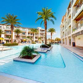 Chic condo steps from beach with patio W&D AC and resort-style pool and gym, hotel u gradu 'Inlet Beach'