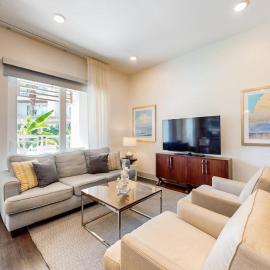 Chic condo steps from beach with patio W&D AC and resort-style pool and gym, hotel din Inlet Beach