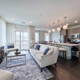 Pool-view condo with on-site pool hot tub roof deck gym & balcony, Hotel in Inlet Beach