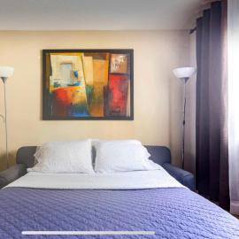 Downtown Central Edmonton Entire Unit Condo 12 inches thick Mattress Non Smoking، فندق في إيدمونتون