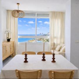 SeaFront Horizon, hotel in Sitio de Calahonda