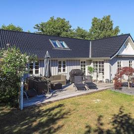 4 star holiday home in Væggerløse, hotell i Bøtø By