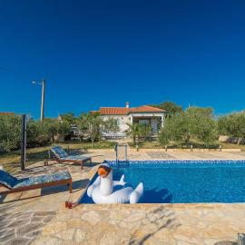 Family friendly house with a swimming pool Zemunik Gornji, Zadar - 27166, hotel u gradu Vlašnović