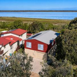 Carlenes Getaway Lake Views, Beach & Games Hub, hotel in Loch Sport