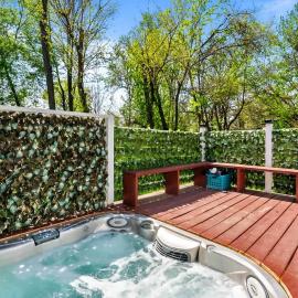 Garden Spa - King Bed - in Historic town, hotel a Louisville