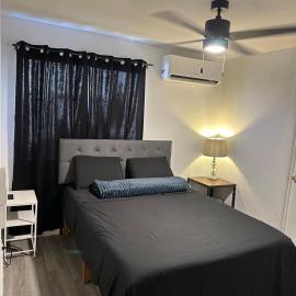 Cozy Tiny Home Minutes from Westgate Glendale, hotel in Glendale