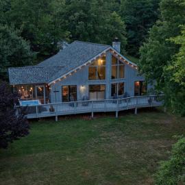 Fairway to Heaven - A-frame Retreat, HotTub, Arcade, Golf, Spa, Dogs OK, ξενοδοχείο σε Hedgesville