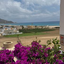 Vue mer & montagne, plage à pied & tranquillité assurées, hotel in El Haouaria