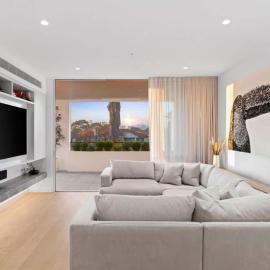 Elegant Port Melbourne Apartment Steps from the Beach